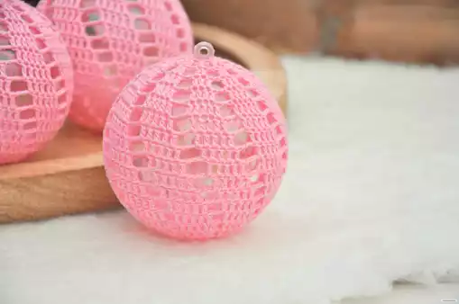 ružová háčkovaná guľa, priemer 7cm 2