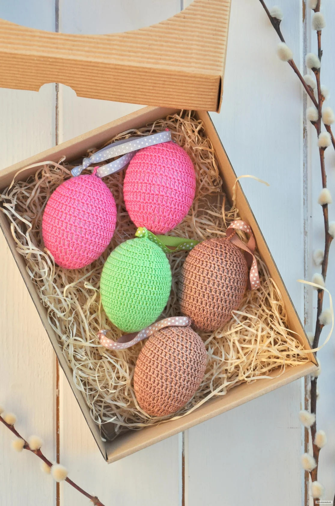 Sada háčkovaných vajíčok v krabičke, hnedé, ružové, zelené