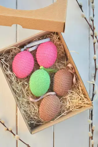 sada háčkovaných vajíčok v krabičke, hnedé, ružové, zelené 1