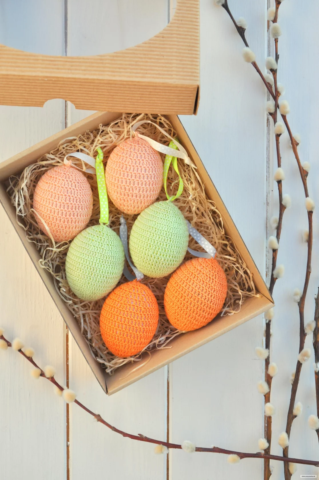 sada háčkovaných vajíčok v krabičke, oranžové, zelené