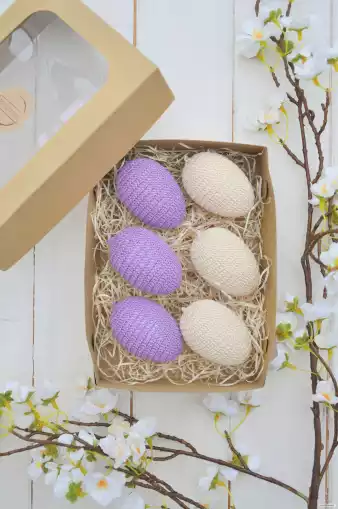 Sada háčkovaných vajíčok v krabičke, béžové, fialové 1