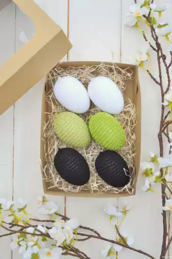 Sada háčkovaných vajíčok v krabičke, biele, zelené, čierne 1