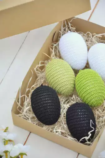 Sada háčkovaných vajíčok v krabičke, biele, zelené, čierne 2