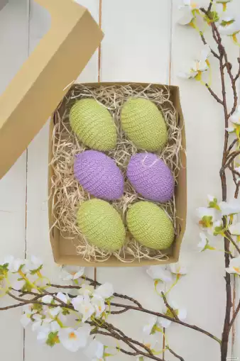 Sada veľkonočných vajíčok v krabičke, zelené, fialové 1