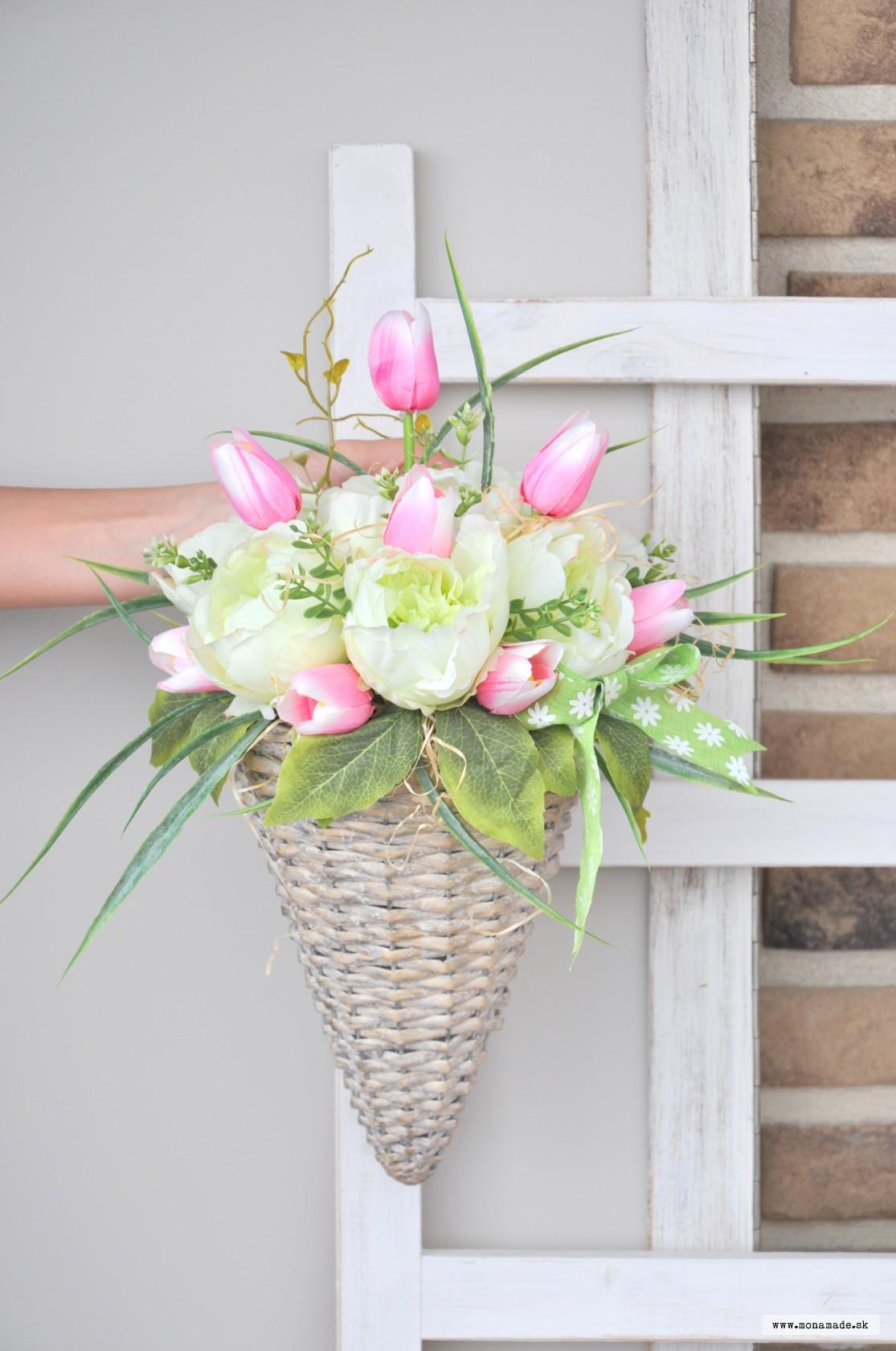 Závesný košík s pivonkami a tulipánmi