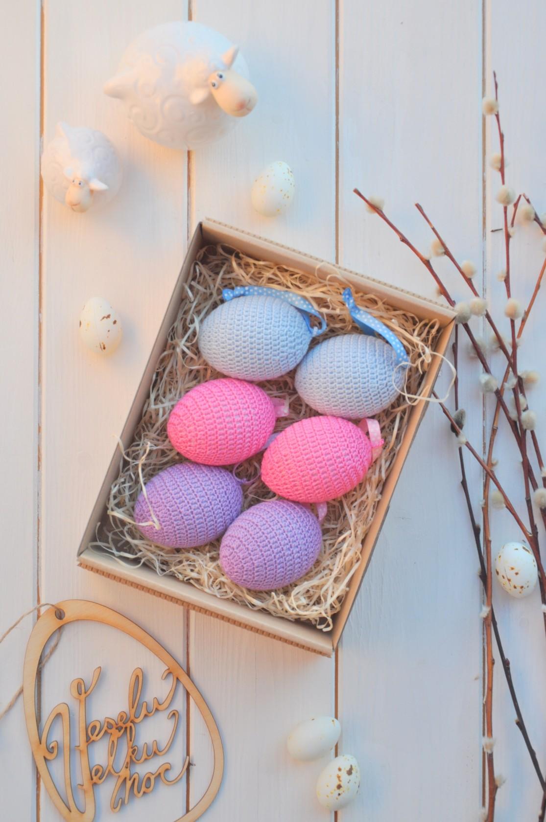 Sada háčkovaných vajíčok, modré, ružové a fialové
