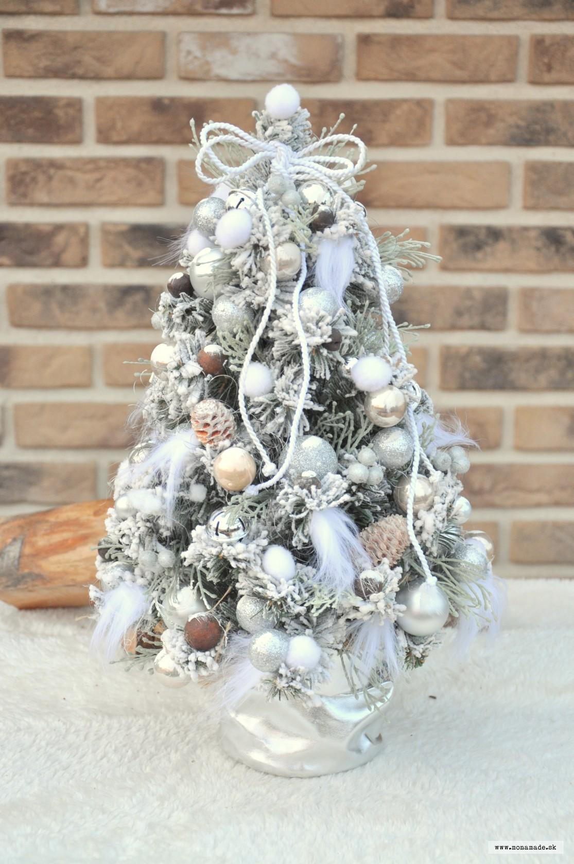 Vianočný stromček, v bielo-striebornom prevedení